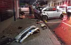 Mulher colide carro contra poste e parede de estabelecimento em Ponta Grossa