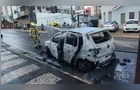 Motorista percebe fumaça no motor e carro pega fogo no Centro de Ponta Grossa
