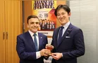 Aliel presenteia parceiros do Japão com Taça de Vila Velha