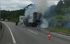 Caminhão com papel higiênico pega fogo e interdita a BR-376 em Guaratuba