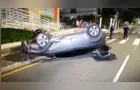 Câmera de segurança registra capotamento de carro no Centro de Ponta Grossa