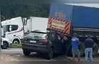 Vídeo mostra colisão de carro na traseira de caminhão no acostamento da BR-376
