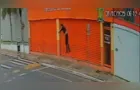 Homem despenca do teto de loja em Castro, cai na calçada e fica ferido