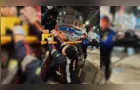 Rapaz escala poste na Vicente Machado, cai sobre carro e desmaia; veja vídeo