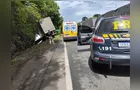Caminhão cai em ribanceira e motorista fica preso às ferragens na BR-277