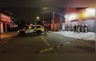 Homem é executado com 15 tiros e adolescente é atingido por bala perdida em Curitiba