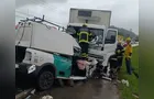 Escada atravessa cabine e mata caminhoneiro em batida frontal contra carro