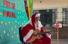 Papai Noel cantor encanta crianças e famílias em Ponta Grossa