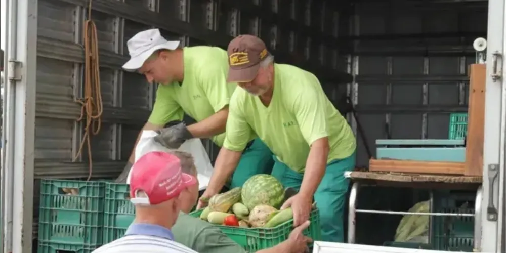 Três equipes vão percorrer os bairros para trocar recicláveis por frutas, verduras e legumes