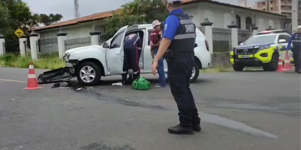 Com o impacto da batida, uma criança ficou ferida e precisou de atendimento médico