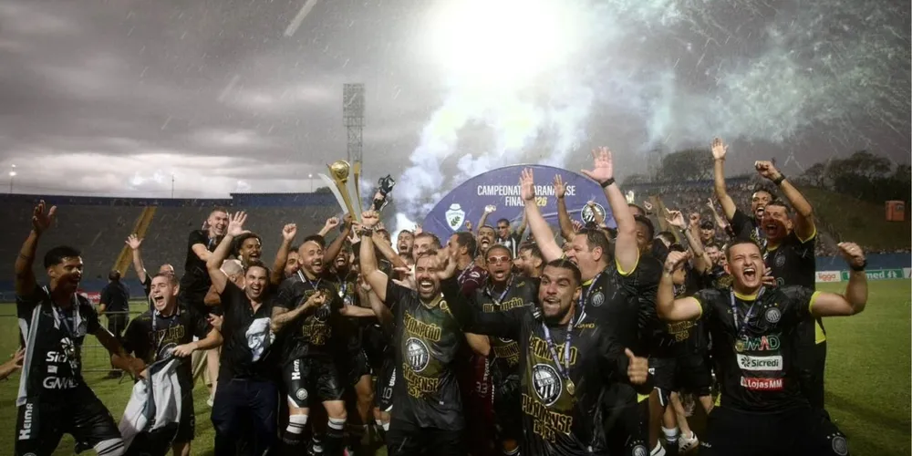 Atletas celebram título do Campeonato Paranaense