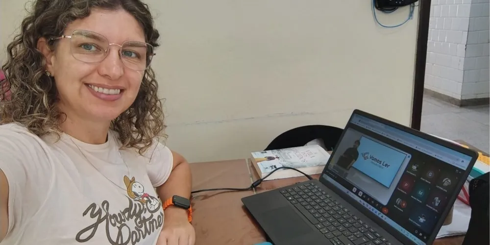 A formação ocorreu por meio da plataforma Google Meet, com transmissão a partir dos estúdios do Portal aRede. Mais de 15 educadores participaram do encontro