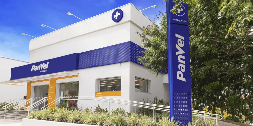 São oferecidas sete vagas, sendo quatro para farmacêuticos, duas para atendente de loja e mais uma para jovem aprendiz