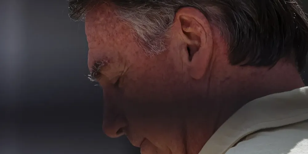 Carlos também relatou que Bolsonaro sofre de “grave abalo psicológico”