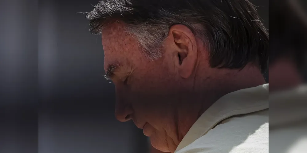 Carlos também relatou que Bolsonaro sofre de “grave abalo psicológico”