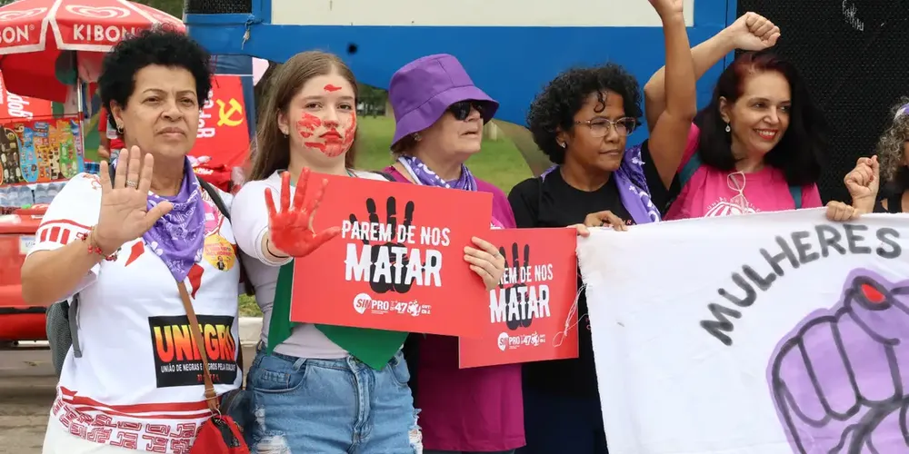 Em Salvador (BA), o protesto foi convocado com o mote: “Mulheres vivas, em luta e sem medo: por democracia com soberania, pelo Bem Viver, fim do feminicídio e da escala 6×1”.