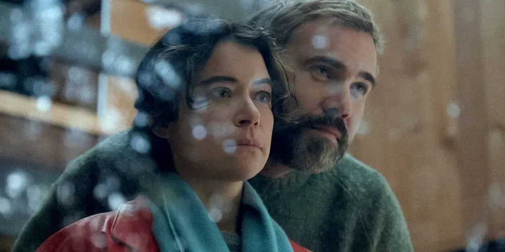 Liz (Tatiana Maslany) e Malcolm (Rossif Sutherland) vivem momentos de terror e medo em uma cabana isolada da cidade