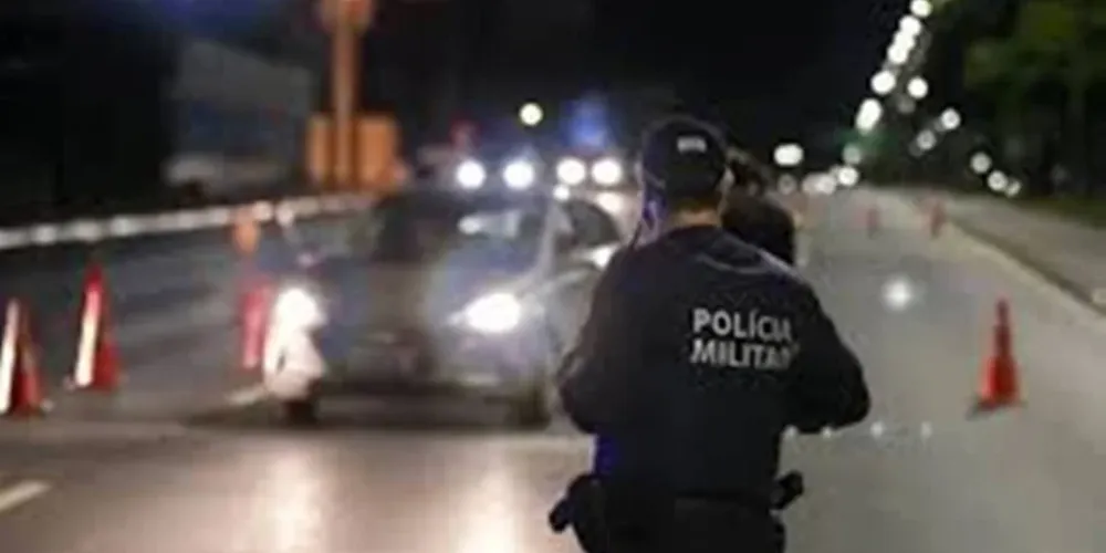 Nada de ilícito foi encontrado com o casal, porém o homem apresentou-se utilizando o nome de seu irmão