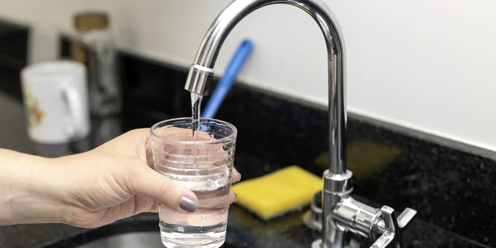 Nos últimos dias, diversos moradores de Ponta Grossa vêm relatando alterações no gosto e no odor da água