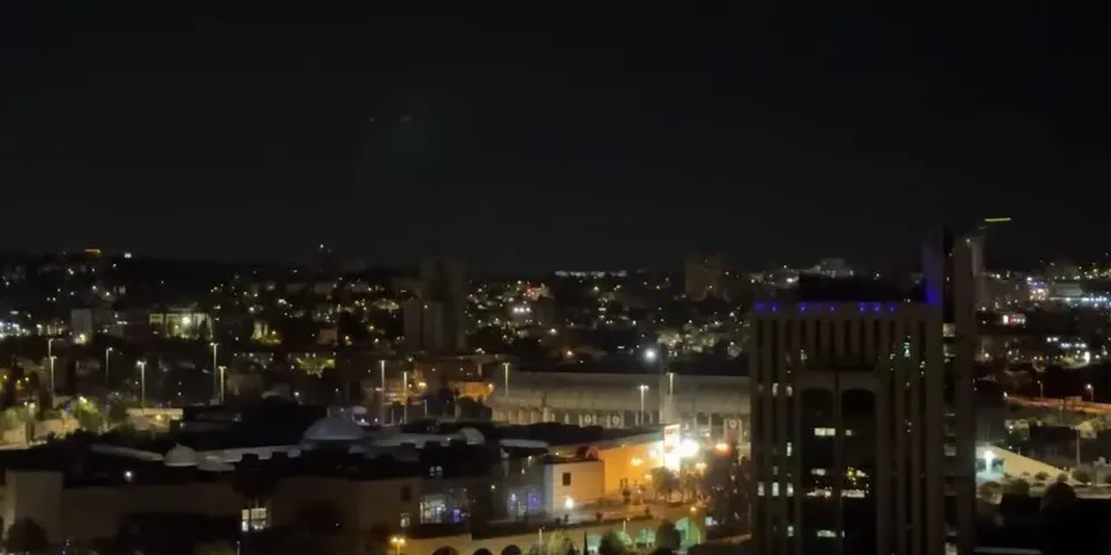 Vista noturna de Jerusálem; sirenes soam na região após Israel atacar o Irã