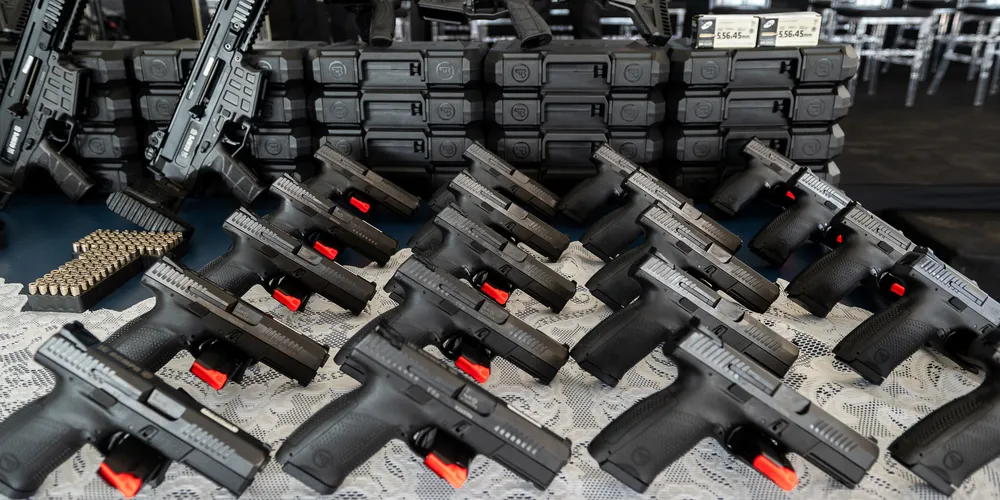 Entrega de armas para GCM, com a presença do senador Sergio Moro