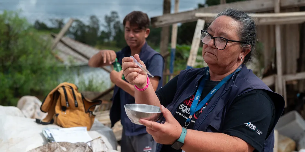 Agentes de saúde vistoriam terrenos com foco de larvas do mosquito da dengue