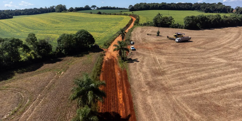 Obras em estrada rural no Guaragi