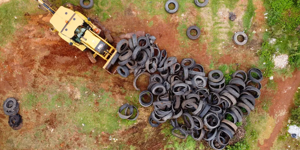 Retirada de pneus depositados indevidamente na Rua José Antunes Novaes, no Jardim das Flores