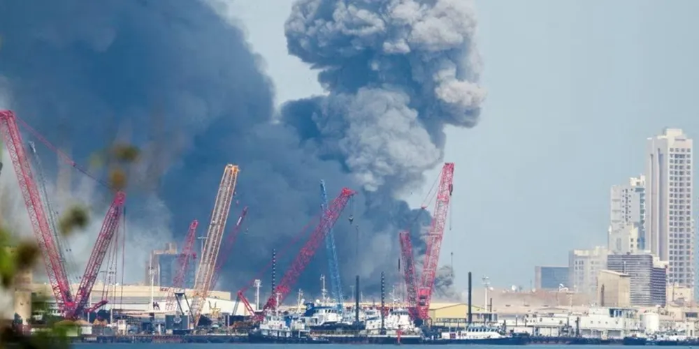 Fumaça sobe ao céu após explosões ouvidas em Manama, Bahrein, neste sábado (28), causada por um ataque do Irã
