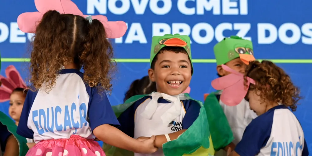 Alunos do CMEI realizaram uma apresentação na inauguração do espaço