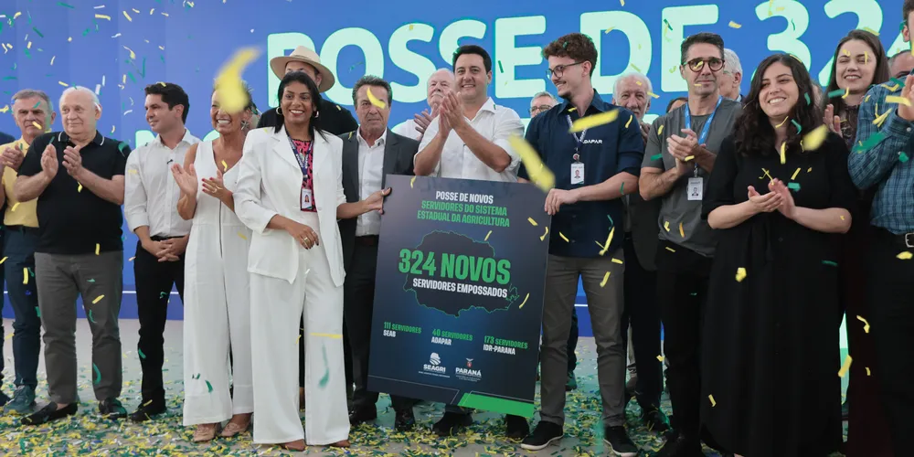 O governador Carlos Massa Ratinho Junior e o secretário de Agricultura e Abastecimento, Márcio Nunes, anunciaram as entregas