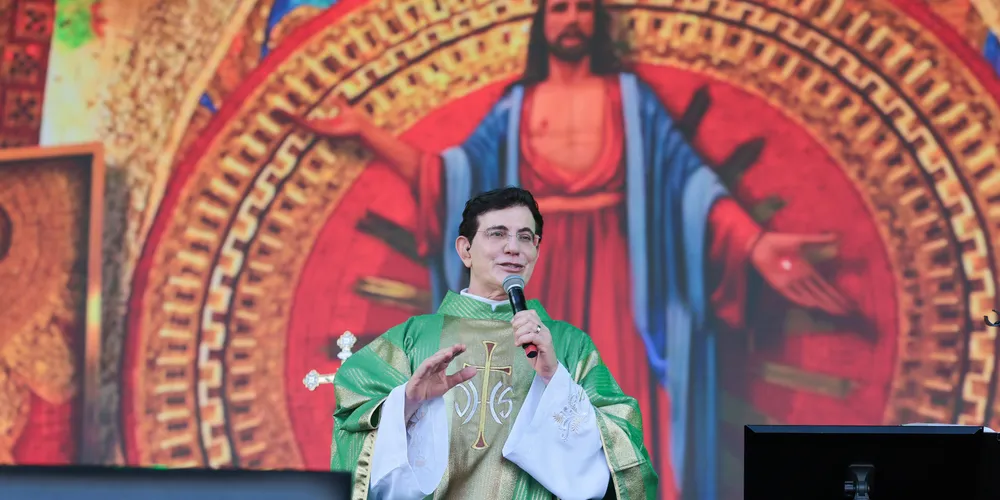 Reginaldo Manzotti durante missa no Verão Maior Paraná