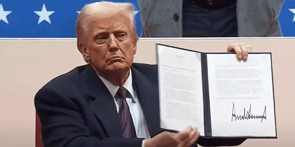 O presidente dos EUA, Donald Trump assina atos oficiais do governo na Arena Capital One, em Washington, nos EUA em janeiro do ano passado