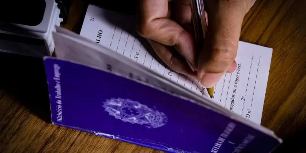 A taxa de desemprego histórica é acompanhada por outro recorde, o de número de pessoas empregadas no país,