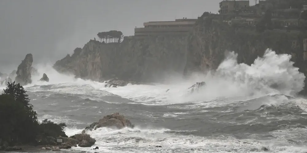 Ventos de até 150 km/h devastaram áreas costeiras na Ilha