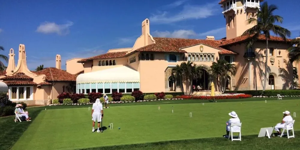 O homem aparentava ter cerca de 20 anos e foi visto no portão norte da propriedade, armado e com um galão de combustível