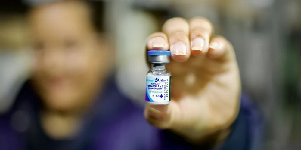 O medicamento oferecido é o nirsevimabe, que amplia a proteção contra o Vírus Sincicial Respiratório (VSR), principal causa da doença