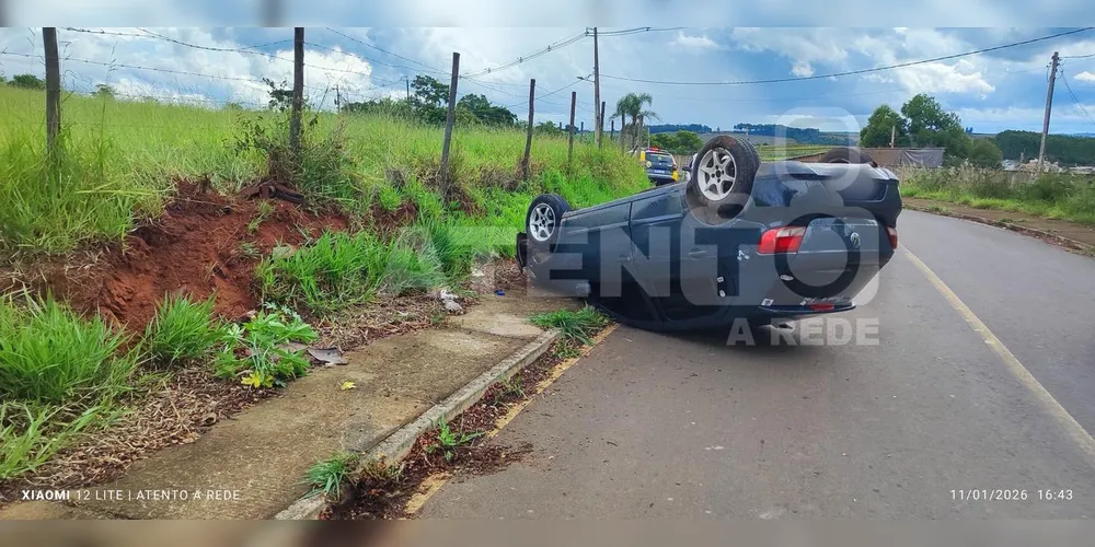 O acidente envolveu um veículo ocupado por duas mulheres