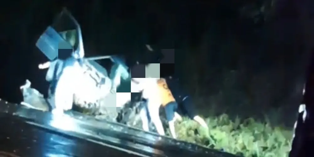 Testemunhas que passavam pelo local auxiliaram no destombamento do veículo