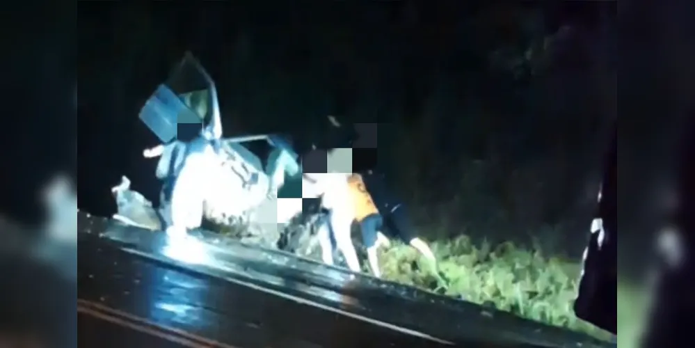 Testemunhas que passavam pelo local auxiliaram no destombamento do veículo