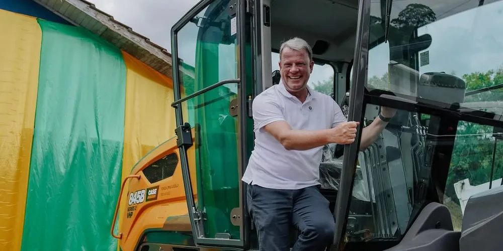 O prefeito Maurício Rivabem participou da entrega dos maquinários