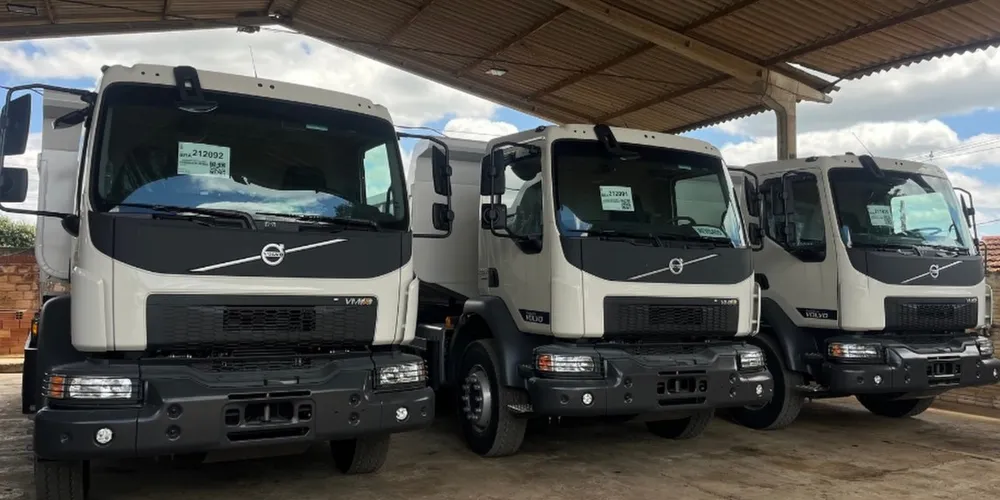 Foram entregues três caminhões caçamba 6x4