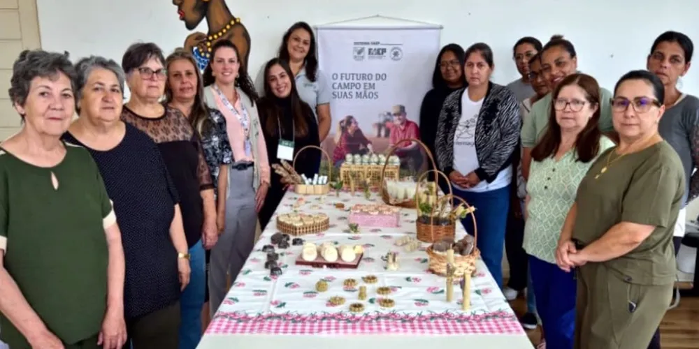 As participantes aprenderam a produzir biocosméticos, velas artesanais e panos encerados