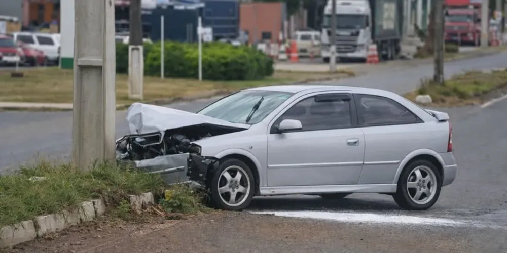 Veículo Astra teve a frente destruída