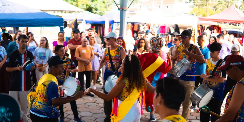 A programação iniciou na última sexta-feira (13), na Praça Edmundo Mercer
