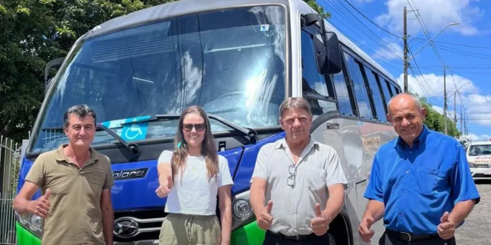 Equipes da Administração Municipal estiveram reunidos durante a entrega do ônibus