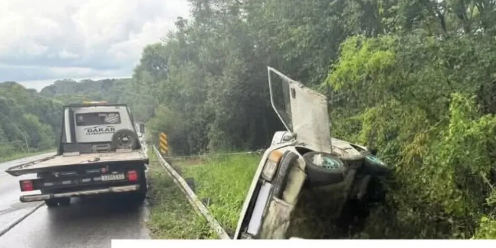 O Fiat Fiorino que ele dirigia saiu da pista e tombou às margens da rodovia, na região do Faxinal