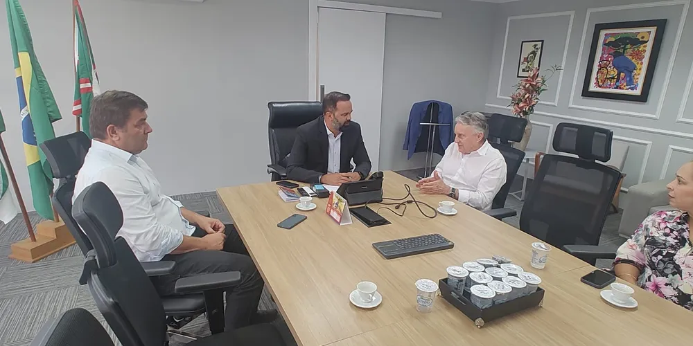 Compromisso foi firmado em reunião entre o prefeito Adelmo e o secretário de Educação Roni Miranda