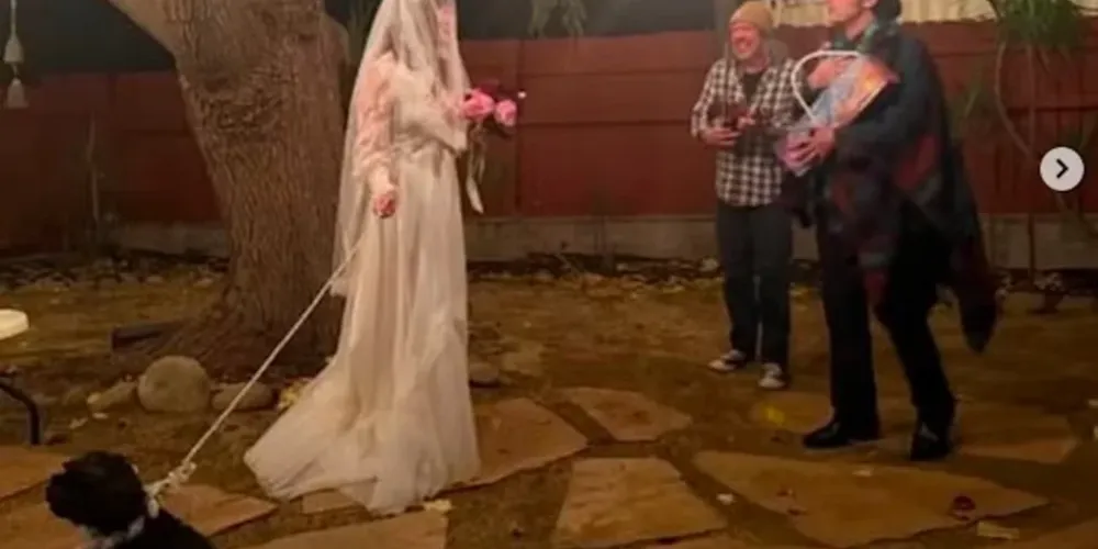 Lewis, que completou 50 anos em 8 de janeiro, convidou amigos próximos para a reunião