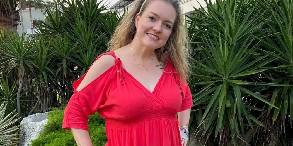 A escritora é responsável por obras como É Assim que Acaba, Verity, Todas as Suas Imperfeições, Novembro, 9 e mais